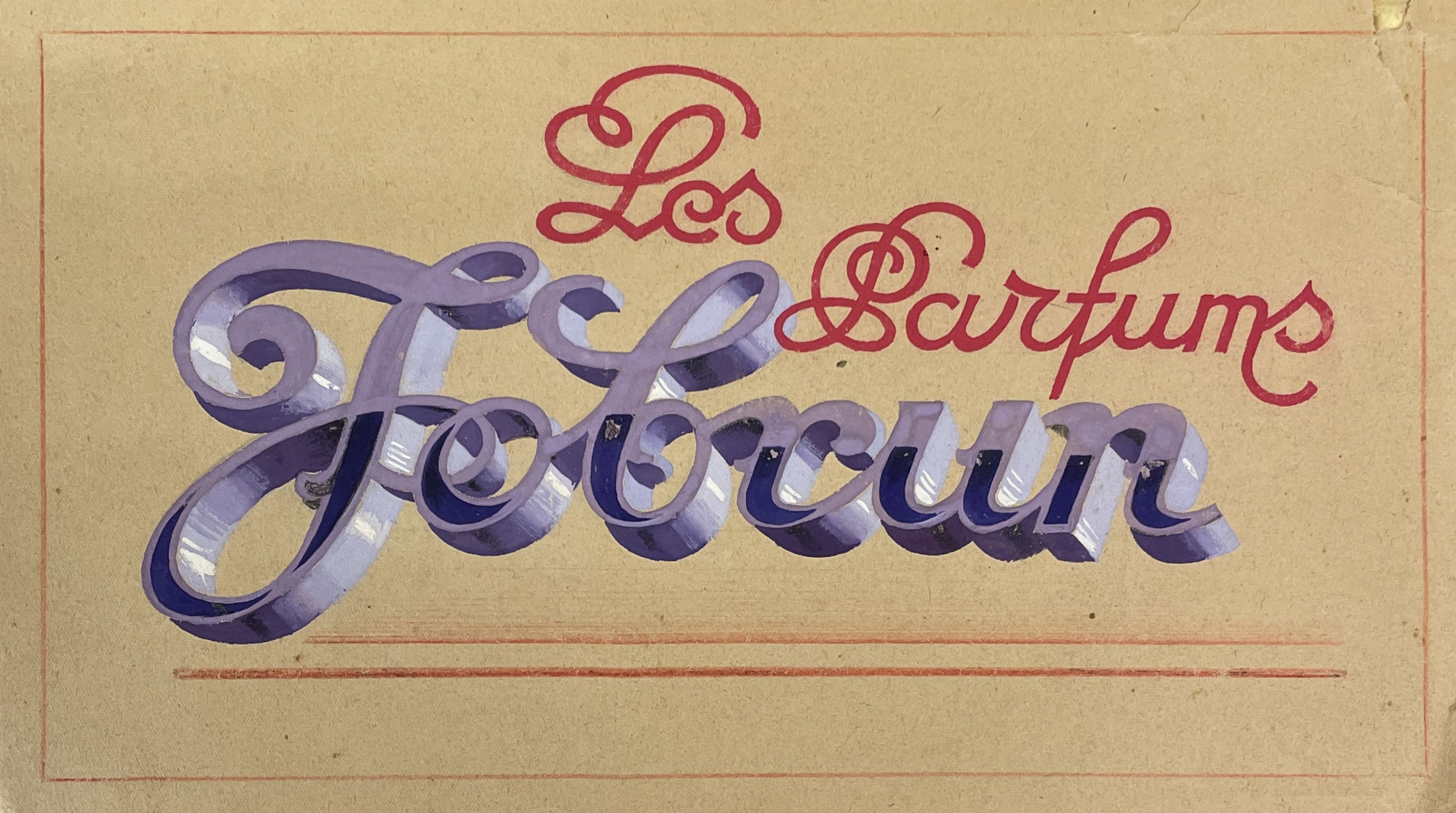 Entwurf auf Papier, Schriftzug „Les Parfums“ in einer flachen, aber sehr schnörkeligen rotfarbenen Schrift, darunter größer in einem Violettton eine 3D-Zeichnung des Schriftzugs „Fobrun“, Schatten und Highlights sind so detailliert gezeichnet, dass die Schrift vollkommen plastisch wirkt