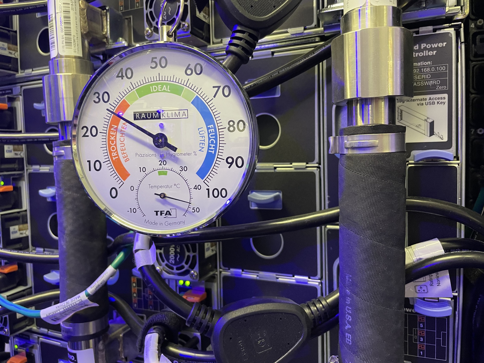 Temperatur- und Feuchtigkeitsanzeiger im Serverschrank, die Temperatur liegt bei knapp 48 Grad, mit 28 Prozent Luftfeuchtigkeit liegt die Anzeige im Bereich &ldquo;TROCKEN&rdquo;